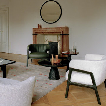 Luxuriöse Polstermöbel mit weichen Formen und edlen Holzmöbeln im Wohnzimmer