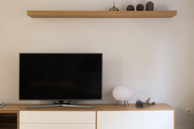 Diseño de salón abierto y blanco y madera minimalista de tamaño medio con televisor independiente