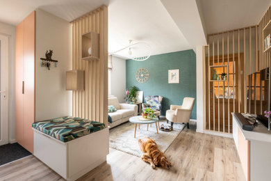Idées déco pour un salon blanc et bois contemporain de taille moyenne et ouvert avec un mur vert, parquet clair, un téléviseur indépendant et du papier peint.