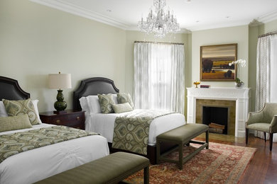 Example of a classic bedroom design in Chicago