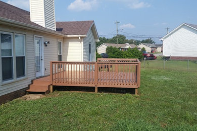 Design ideas for a mid-sized traditional deck in Nashville.