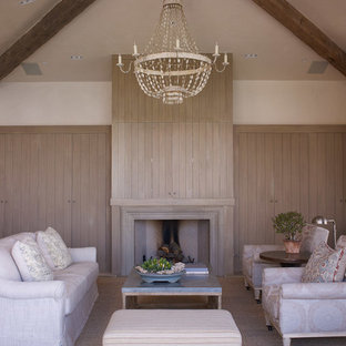 Großes Mediterranes Wohnzimmer mit verstecktem TV in Los Angeles