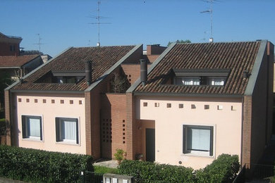Foto della facciata di una casa grande moderna a due piani con rivestimento in mattoni e tetto a capanna
