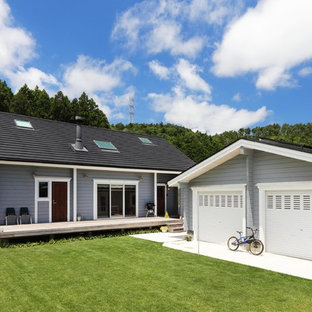 他の地域のトラディショナルスタイルのおしゃれな家の外観 (グレーの外壁、切妻屋根、戸建) の写真