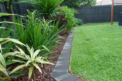 Inspiration for a backyard garden in Gold Coast - Tweed.