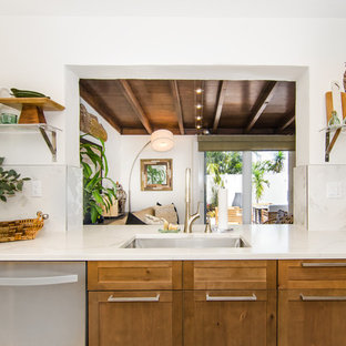 Свежая идея для дизайна: параллельная кухня среднего размера в стиле ретро с кладовкой, врезной раковиной, фасадами в стиле шейкер, фасадами цвета дерева среднего тона, столешницей из кварцевого композита, белым фартуком, фартуком из керамогранитной плитки, техникой из нержавеющей стали, полом из терраццо и разноцветным полом без острова - отличное фото интерьера