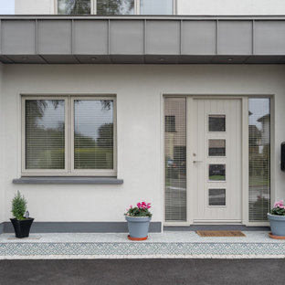 Inredning av ett modernt mellanstort vitt hus, med allt i ett plan och platt tak