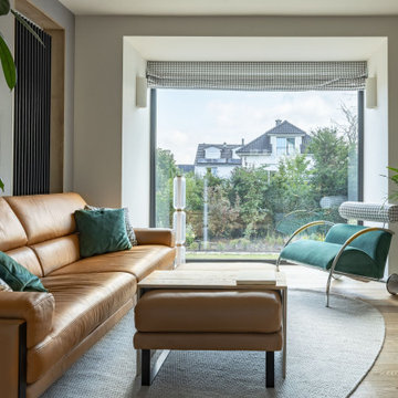 Modernes Einfamilienhaus mit leuchtendem Glaskubus
