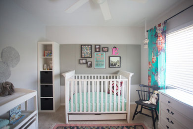 サンディエゴにあるお手頃価格の小さなエクレクティックスタイルのおしゃれな赤ちゃん部屋の写真