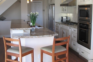 Kitchen - traditional kitchen idea in Seattle