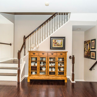 ワシントンD.C.の中サイズのトランジショナルスタイルのLDKの画像 (黒い壁、濃色無垢フローリング、暖炉なし)