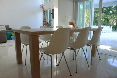 Dining room - modern dining room idea in Miami