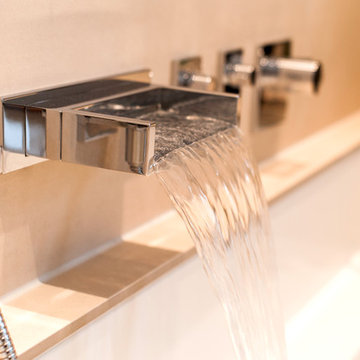 Bad mit Wellness Badewanne - Wandarmatur mit Wandauslauf
