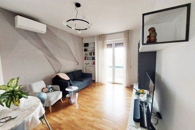Ispirazione per un piccolo soggiorno minimal chiuso con pareti bianche e parquet chiaro