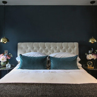 Kleines Modernes Hauptschlafzimmer mit blauer Wandfarbe, gebeiztem Holzboden, braunem Boden und Hängekamin in London