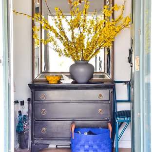 Diseño de distribuidor bohemio, pequeño, con paredes grises, suelo de madera en tonos medios, puerta simple y puerta verde