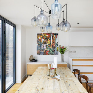 ロンドンの大きいコンテンポラリースタイルのおしゃれなダイニングキッチン (無垢フローリング、茶色い床、白い壁) の写真