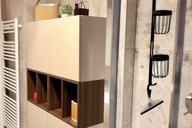 Esempio di una stanza da bagno moderna