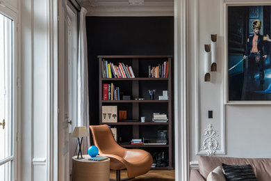 This is an example of a transitional family room in Paris.