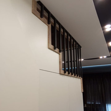 Закрытая лестница с металлическими перилами