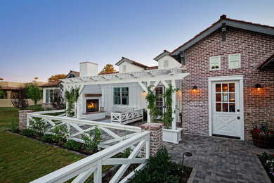 Cottage exterior home idea in Phoenix