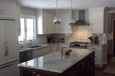 Kitchen - traditional kitchen idea in Cincinnati