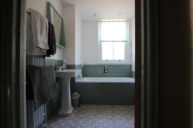 サセックスにあるトラディショナルスタイルのおしゃれな浴室の写真