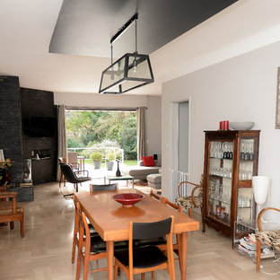 Idéer för mellanstora funkis separata vardagsrum, med ett finrum, vita väggar, laminatgolv, en väggmonterad TV och brunt golv