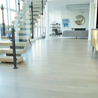 Idéer för mellanstora vintage hallar, med vita väggar, ljust trägolv och beiget golv