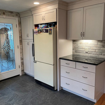 Kraftmaid Lyndale Maple Translucent Limestone
