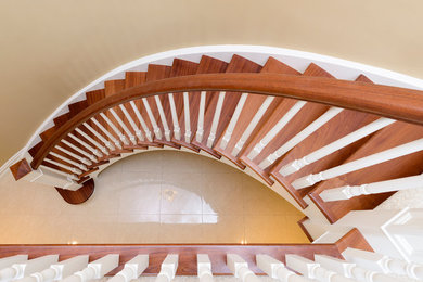 Curved cut-string staircase