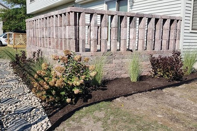 Design ideas for a traditional landscaping in Detroit.
