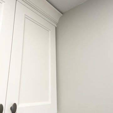 G-Shaped Kitchen in Linen White Cabinet