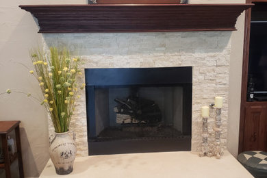 ダラスにある低価格の小さなトラディショナルスタイルのおしゃれなファミリールーム (標準型暖炉、積石の暖炉まわり) の写真