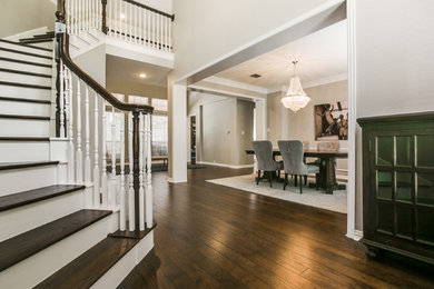 Example of a classic entryway design in Dallas