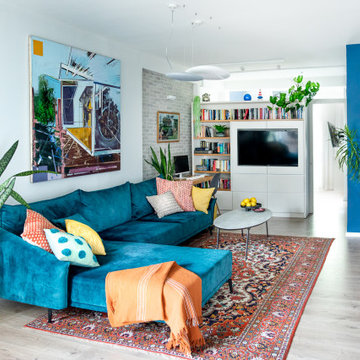 Farbstarke Stadtwohnung in Tel AvivTürkises Sofa, klassische Teppiche, Kunst und