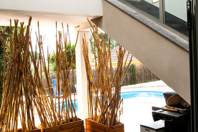 Imagen de patio actual de tamaño medio sin cubierta en patio con suelo de baldosas
