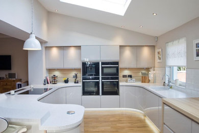 Inspiration for a modern kitchen in Glasgow.