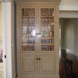 Ejemplo de salón con barra de bar abierto, mediterráneo, de tamaño medio, sin televisor, con paredes beige y suelo de madera oscura