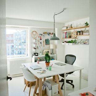 Inspiration för ett nordiskt hobbyrum, med vita väggar, målat trägolv och ett fristående skrivbord