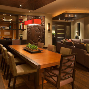 На фото: гостиная-столовая среднего размера в восточном стиле с бежевыми стенами и паркетным полом среднего тона без камина с