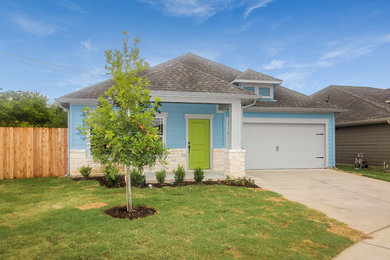 Example of an arts and crafts home design design in Dallas