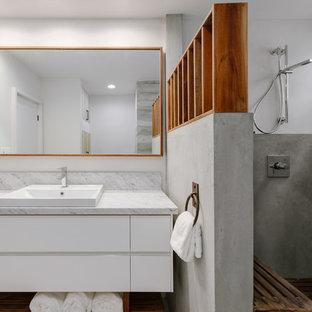 Immagine di una stanza da bagno con doccia moderna di medie dimensioni con ante lisce, ante bianche, doccia aperta, lavabo a bacinella, top in marmo, doccia aperta e top grigio