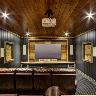 Idées déco pour une salle de cinéma montagne fermée avec un mur noir, moquette et un écran de projection.