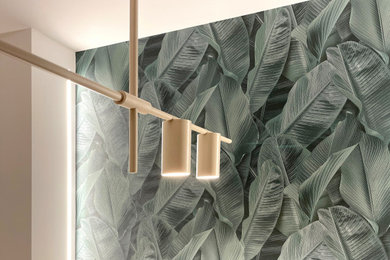 Esempio di una grande sala da pranzo aperta verso il soggiorno minimalista con parquet chiaro