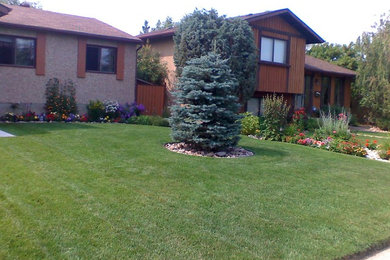 Inspiration for a traditional full sun front yard landscaping in Edmonton.