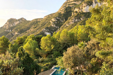 Mittelgroßer, Gefliester Mediterraner Infinity-Pool neben dem Haus in L-Form mit Pool-Gartenbau in Valencia