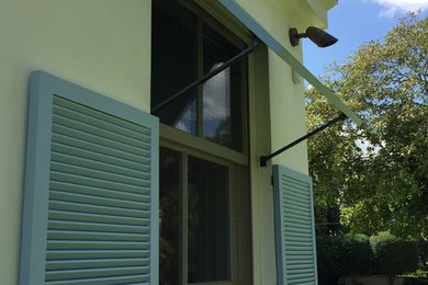 マイアミにある高級な中くらいなトラディショナルスタイルのおしゃれな家の外観 (漆喰サイディング) の写真