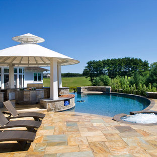 ボストンの巨大なオーダーメイドモダンスタイルのおしゃれなプール (タイル敷き) の写真