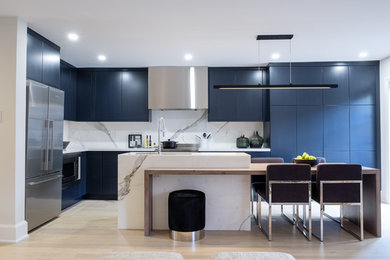 Kitchen - modern kitchen idea in Toronto